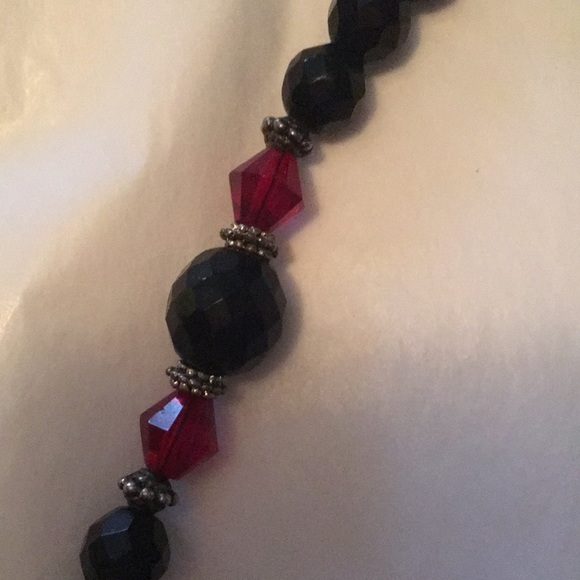 Vintage beaded necklace with red and black faceted beads and silvertone accents. - Picture 8 of 10